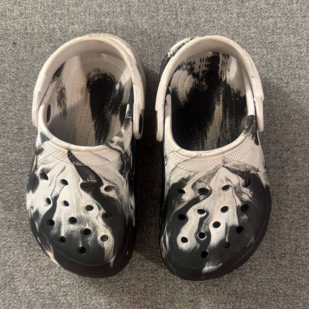 5/$15- Kids Black and White Clogs